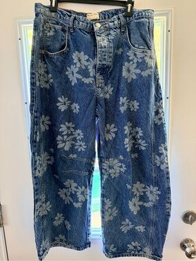 NWOT We The Free/ Free People
Good Luck Printed Barrel Jeans
Laser Daisy Size 32